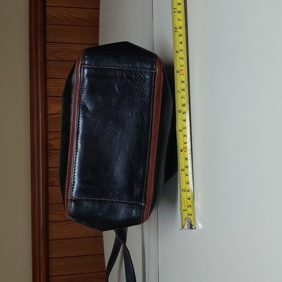 Piero Vintage Leather Crossbody Bag - Picture 14 of 16